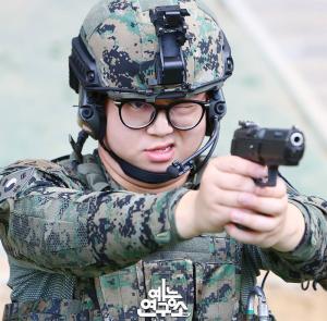 감스트, 군복 입고 군인으로 변신한 모습…단결 외치는 김인직