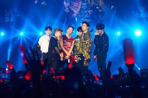 아이콘(iKON), 필리핀 첫 단독 콘서트…현지 유명인들도 관람 ‘글로벌 인기 입증’