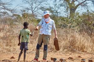 박상원, 아프리카 말라위 방문…‘아동들의 노동 현장에 위로’