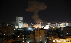 이스라엘, 팔레스타인과의 계속된 분쟁 ‘이틀째 유혈충돌’…자치령 가자지구 공습