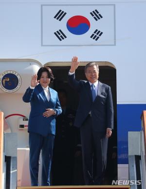 문재인 대통령, 아세안·APEC 참석차 출국…싱가포르·파푸아뉴기니 순방일정