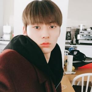 ‘해피투게더 시즌4(해투4)’ 워너원(Wanna One) 황민현, 팬들 마음 사로잡는 ‘올라간 눈꼬리’