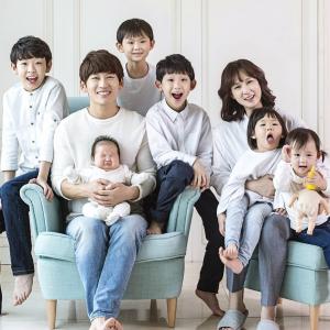 “사랑스러워”…박지헌, 6남매 대가족 사진 공개…행복한 ‘다둥이 아빠’