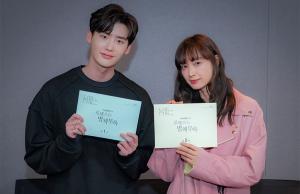 ‘로맨스는 별책부록’ 이종석-이나영, 남다른 케미 자랑하는 투샷…“사진만 봐도 대유잼”