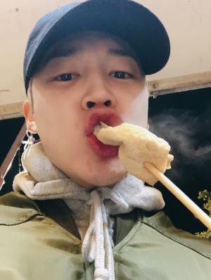 방탄소년단(BTS) 지민, 오뎅 물고 사진 한 컷…‘먹고싶게 만드는 먹방’