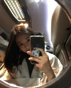 다비치(Davichi) 강민경, 미모 드러내는 거울 셀카 공개…‘숨길 수 없는 러블리함’