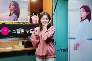월화드라마 ‘여우각시별’ 채수빈, 김하늘에게 받은 커피차에 행복한 모습…‘사랑스러워’