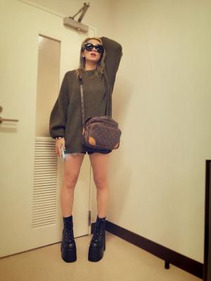 일본 가수 코다쿠미, 남다른 패션 센스 뽐내는 근황…돋보이는 통굽 구두
