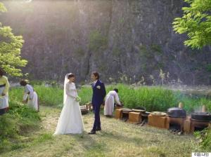 원빈♥︎이나영 부부, 밀밭 결혼식 사진 다시금 화제 ‘화보 아닌 결혼식 사진’