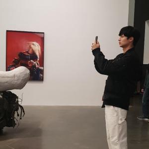 김충재, 진지한 모습으로 작품을 핸드폰에 담고 있는 모습…‘작품이 작품을 찍네’