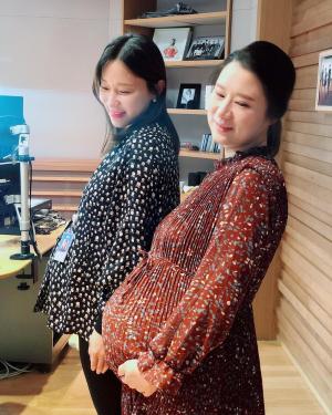 ‘임신 9개월’ 이지혜, 김유리 리포터와 나란히 만삭사진…“굿모닝FM 시절에 만난 인연”