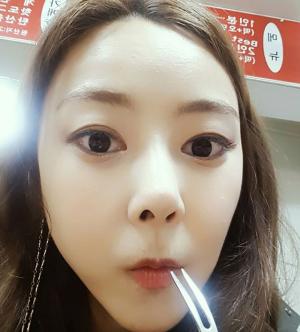 모델 김효진, 나이 잊은 동안외모…“스케줄 중 떡볶이 먹방”