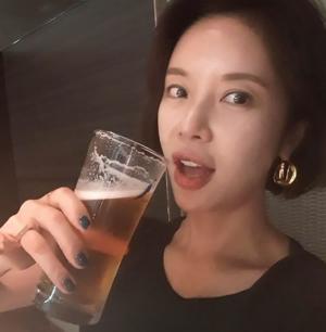 ‘돼지 같은 여자’ 황정음, 맥주 먹방 공개 “캬 행복한 밤”