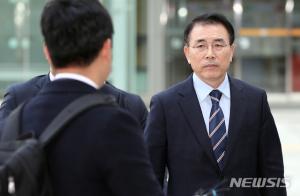 신한은행 조용병 회장, ”행장이 신입 채용 개입하나”며…비리혐의 전면 부인