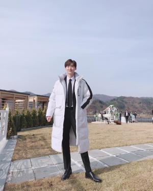 ‘로맨스는 별책부록’ 이종석, 슈트+화이트 롱패딩으로 이기적인 비율 뽐내…‘이나영과 호흡’