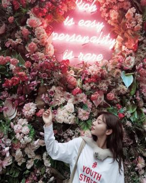 ‘런닝맨’ 설인아, 꽃 앞에서 기념 사진…‘누가 꽃이야?’