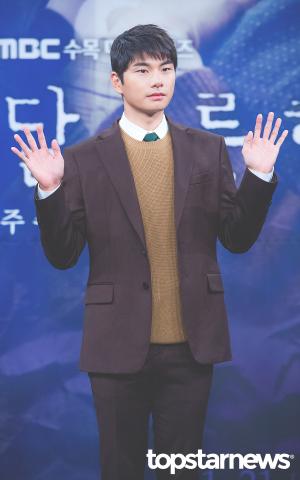 [HD포토] 이이경, ‘정직한 양손 인사’ (붉은달푸른해)