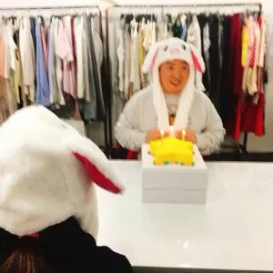 ‘굿모닝 fm 김제동입니다’ 스타일리스트 신우식, 움직이는 토끼모자 쓰고 “생일파티”