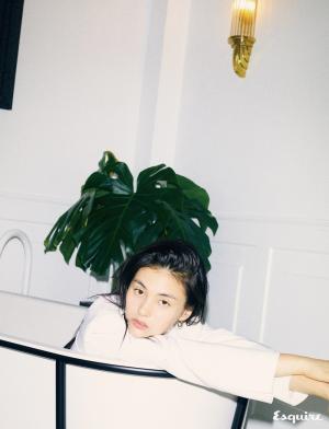 [화보] 신예 김용지, 오묘한 매력 발산하는 감각적인 화보 공개…‘오묘한 매력’