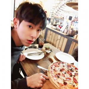 동방신기(TVXQ) 유노윤호, 피자 먹방 전 셀카…“나 한조각만 먹어도 될까?”