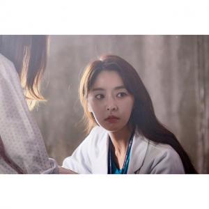‘프리스트’ 정유미, 촬영 중 한컷…‘세젤예 의사로 변신’