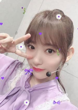 ‘라비앙로즈’ 아이즈원(IZ*ONE) 미야와키 사쿠라, 꽃 날리는 비주얼…“꾸라테일”