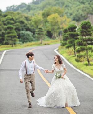 안용준♥베니, 3주년 리마인드 웨딩 촬영샷 공개…‘바라만 봐도 행복한 부부’