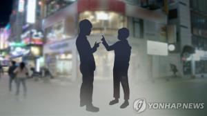 경찰, ‘이수역 폭행 사건’ 피의자 4명 조사…“커플 글은 타인이 사칭한 것”