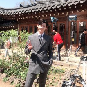 이종석, ‘사의 찬미’ 촬영 현장 공개…‘여전한 슈트핏+이기적인 비율’