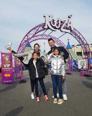 갈갈이 박준형♥김지혜, 두 딸과 놀이공원 나들이…‘단란한 가족’