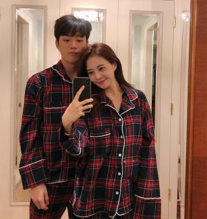 김민영, 남편 서주원과 커플 잠옷 입고 셀카 한 컷…여전히 꿀 떨어지는 신혼 부부