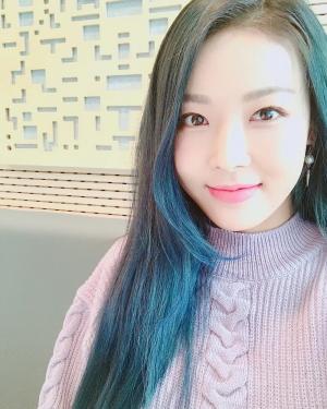 ‘최화정의 파워타임(최파타)’ 걸크러쉬 매력 여전한 유빈…시선강탈 ‘파란 머리’