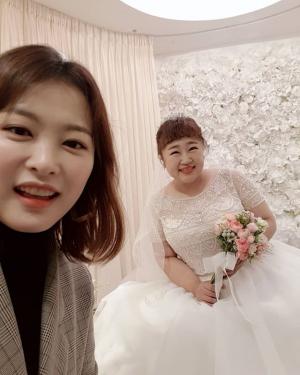 김원효 아내 심진화, 후배 개그우먼 홍윤화 결혼식에서 셀카 “사랑하는 우리 윤화♥︎민기 잘살자”