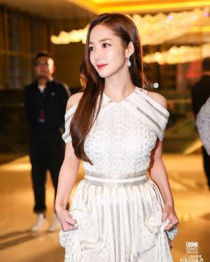 ‘김비서가 왜 그럴까’ 박민영, 중국서 행사 참석한 근황…‘드레스 여신’