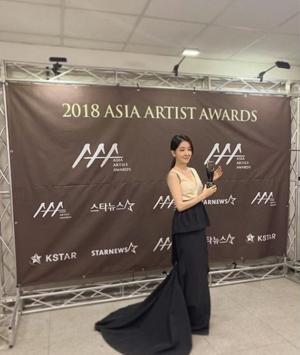 ‘내 뒤에 테리우스’ 정인선, ‘2018 AAA’ 수상하고 우아한 자태에 ‘시선 집중’