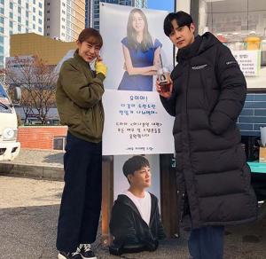 주말드라마 ‘하나뿐인 내편’ 유이, 차태현 선물의 커피차 앞에서 ‘방긋’...드라마 OST는 무엇?