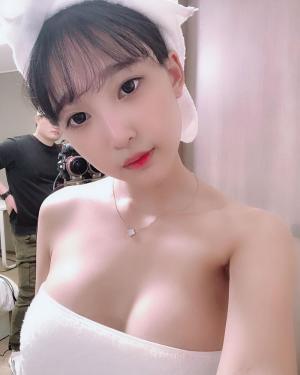 모델 강인경, 화보 촬영 중 셀카 삼매경…“심쿵하게 하는 반전 몸매”