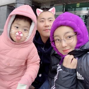 아프리카 BJ 외질혜♥철구, 귀여운 딸과 눈 구경 중인 모습 공개…‘행복한 가족사진’