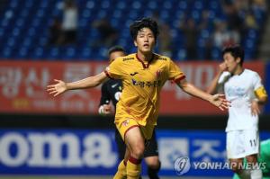 광주 FC 나상호, K리그2 MVP 수상…득점왕-베스트 11까지 올라