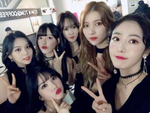 여자친구(GFRIEND) 유주까지 모인 완전체 셀카… ‘비로소 완벽한 여친이들’