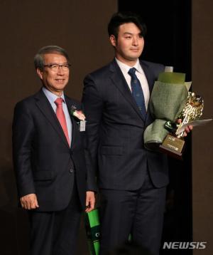 ‘KBO 최초 5년 30홈런-100타점’ 넥센 박병호, 최고타자상 수상…대상은 두산 양의지