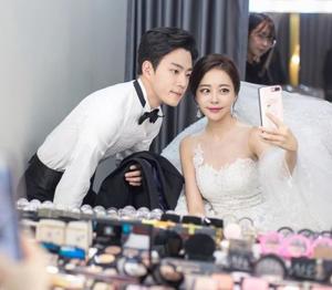 김민영, 연하 남편 서주원과 화사한 커플 거울 셀카…비주얼 부부다운 미모