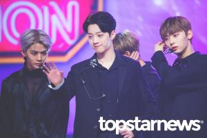 [UHD포토] 워너원(Wanna One) 라이관린, ‘워너블을 향한 손인사’ (쇼챔피언)