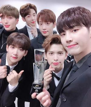 스누퍼(SNUPER) 상일-상호-세빈-수현-우성-태웅, ‘2018 AAA’ 수상 인증샷 공개…‘이들의 데뷔일은?’