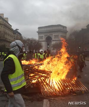 파리서 유류세 인상에 항의하는 ‘노란 조끼’ 시위대, 경찰과 충돌…최루탄 쏘며 진압