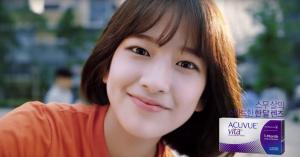 아이즈원(IZ*ONE) 안유진, 아큐브 렌즈광고 출연 모습 눈길…’바로 그 소녀’