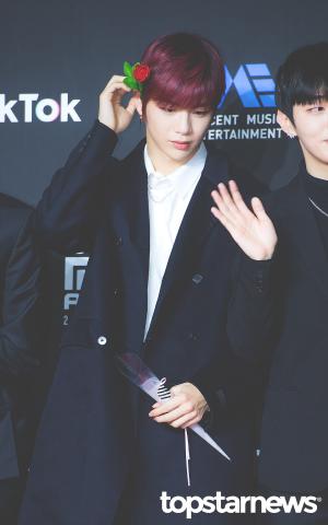 [HD포토] 워너원(Wanna One) 강다니엘, ‘누가 꽃이지?’ (2018 MAMA)