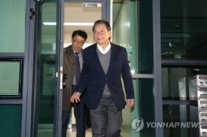 윤장현 전 광주시장, 14시간 동안 조사 받고 귀가…채용 청탁 혐의 인정