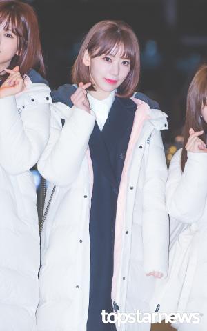 [HD포토] 아이즈원(IZ*ONE) 미야와키 사쿠라, ‘꾸라표 하트 받아가세요’ (2018MAMA 공항패션)