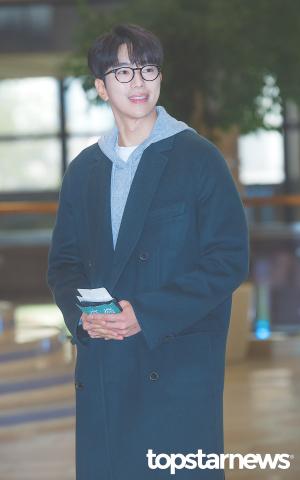 [HD포토] 윤현민, ‘기분 좋은 미소’ (2018MAMA 공항패션)